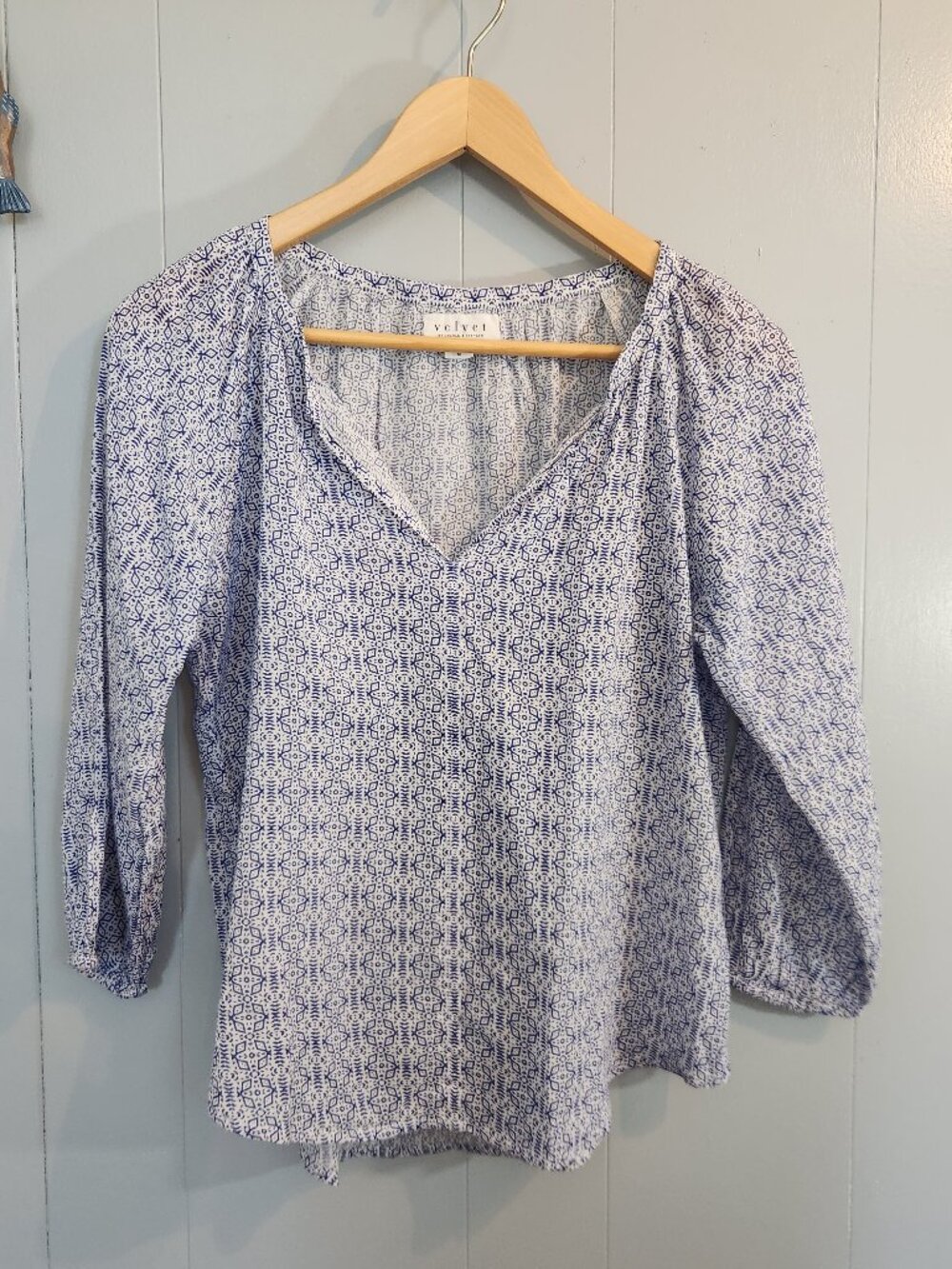 Velvet by Graham & Spencer medallion blue white print blouse top shirt